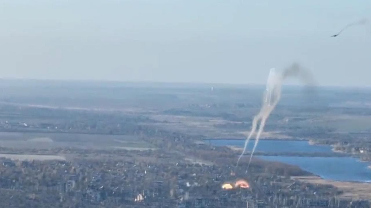 Ucraina, la picchiata dei bombardieri russi sulla città di Mariinka nel Donestk
