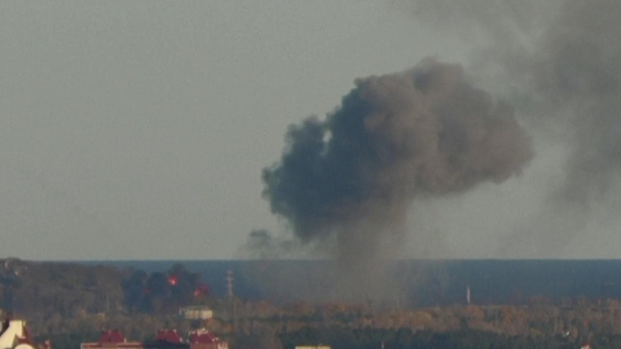 Kiev, i missili colpiscono le infrastrutture per l’energia. In molte zone manca acqua e luce