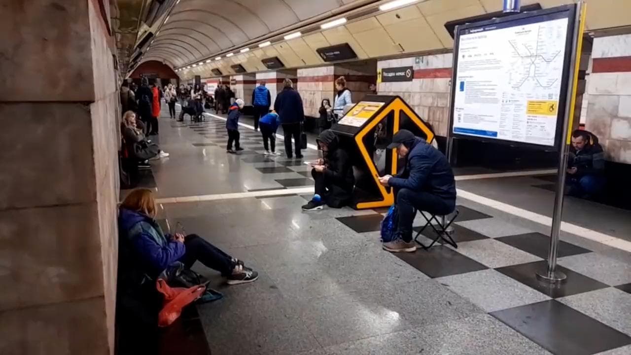 Riprendono i raid russi su Kiev: cittadini rifugiati nella metro durante i bombardamenti
