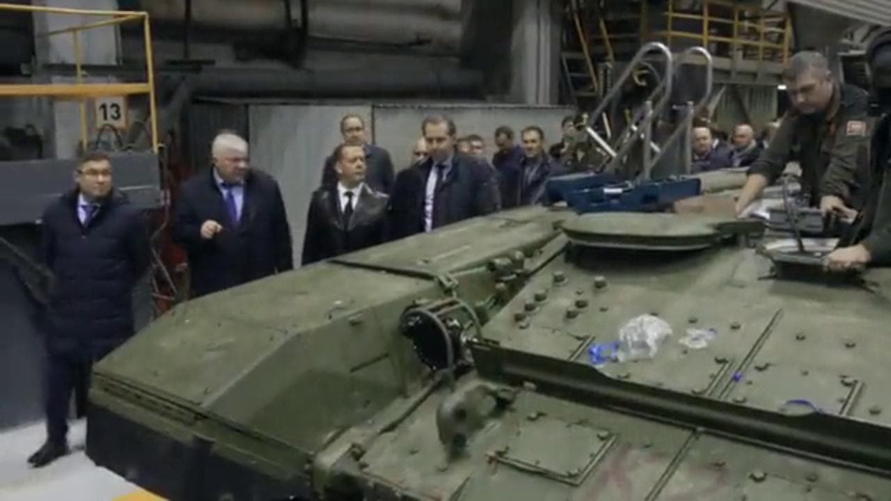 Il falco Medvedev con il cappotto di cuoio nella fabbrica dei tank