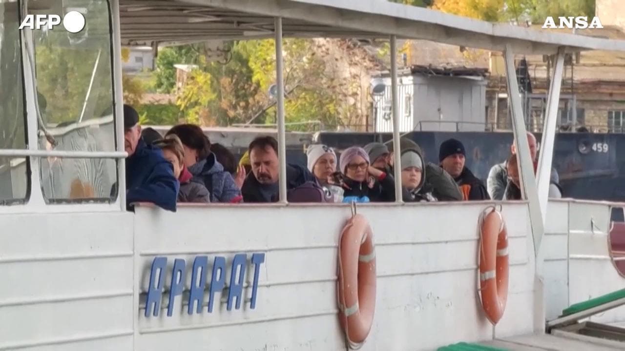 Ucraina: gli abitanti di Kherson fuggono in traghetto dopo l'annuncio della controffensiva