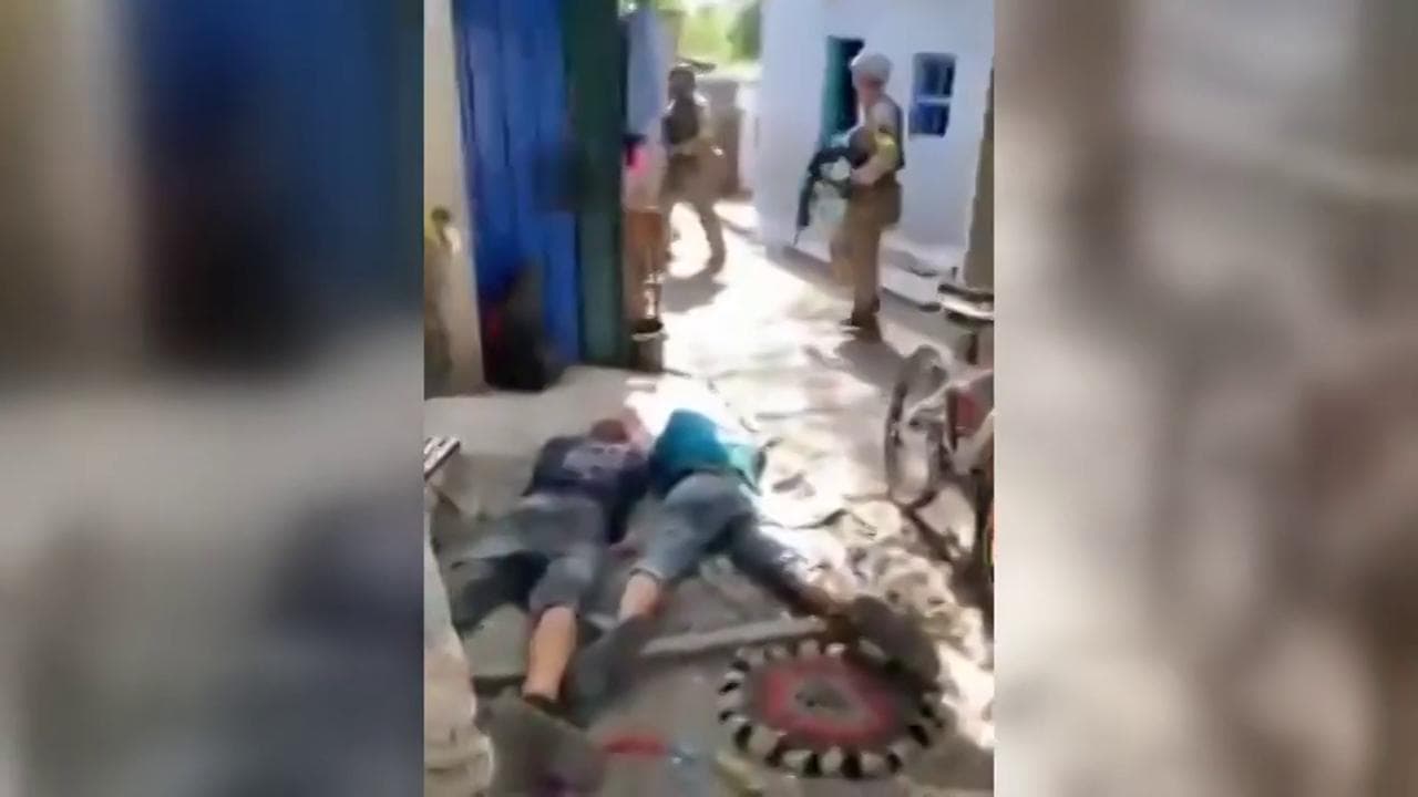 Fuga da Kherson, soldati ucraini catturano militari russi vestiti da civili