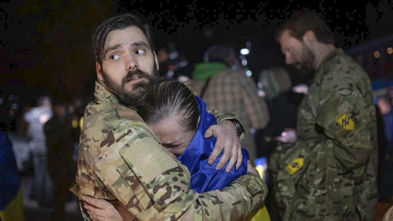 Liberate 108 combattenti ucraine, 37 fatte prigioniere nell'Azovstal: i volti delle donne stravolte