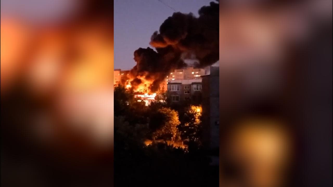 Aereo militare russo si schianta contro un palazzo a Yeysk: le fiamme avvolgono l'edificio