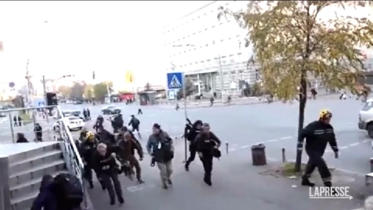 Ucraina, droni kamikaze su Kiev: i cittadini della capitale in fuga per le strade