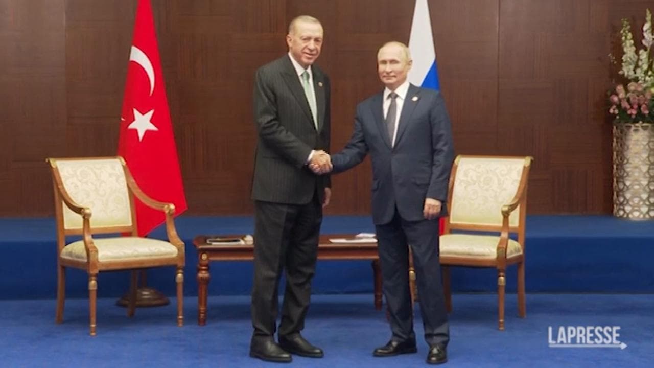 Astana, l'incontro tra Putin e Erdogan: la stretta di mano davanti ai fotografi