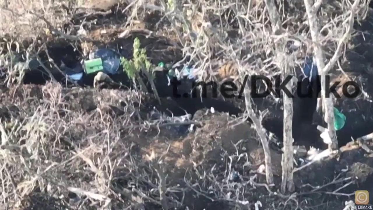 Lo scontro a pochi metri nella trincea del Donbass