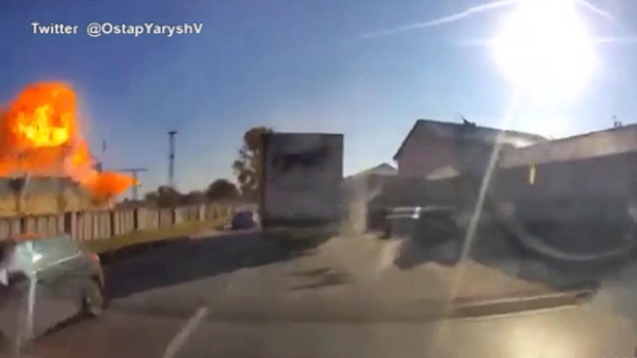 Ucraina, un missile russo colpisce Leopoli: le immagini riprese dalla dashcam di un'auto