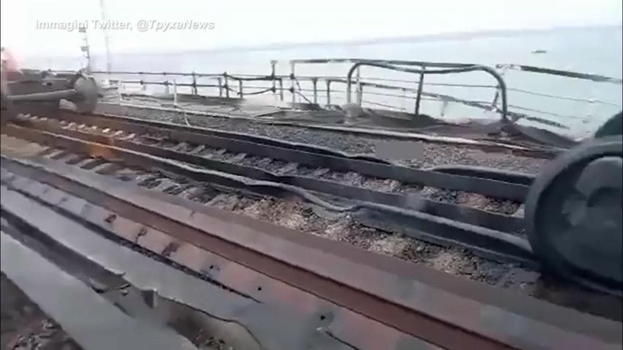 Ucraina, le condizioni della ferrovia sul ponte di Crimea dopo l'attacco