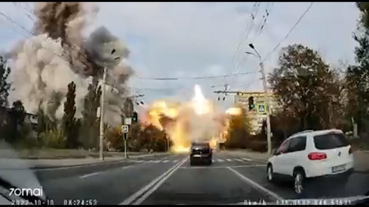 Ucraina, piovono missili su Dnipro: i momenti delle esplosioni ripresi dalla dashcam di un'auto