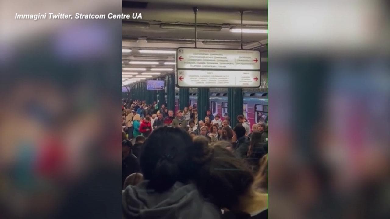 Kiev, i cittadini si rifugiano nella metropolitana e cantano in coro durante il raid russo