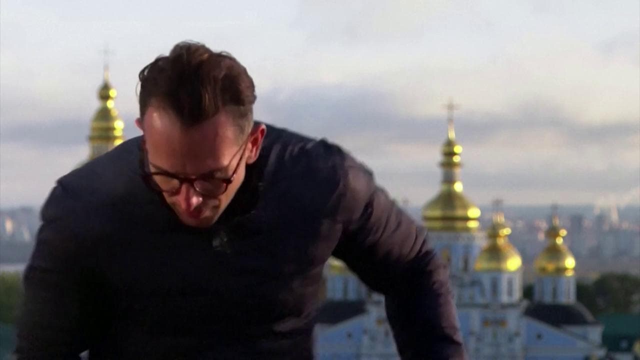 Bombe su Kiev durante la diretta: l'inviato della Bbc interrompe il collegamento e si mette in salvo