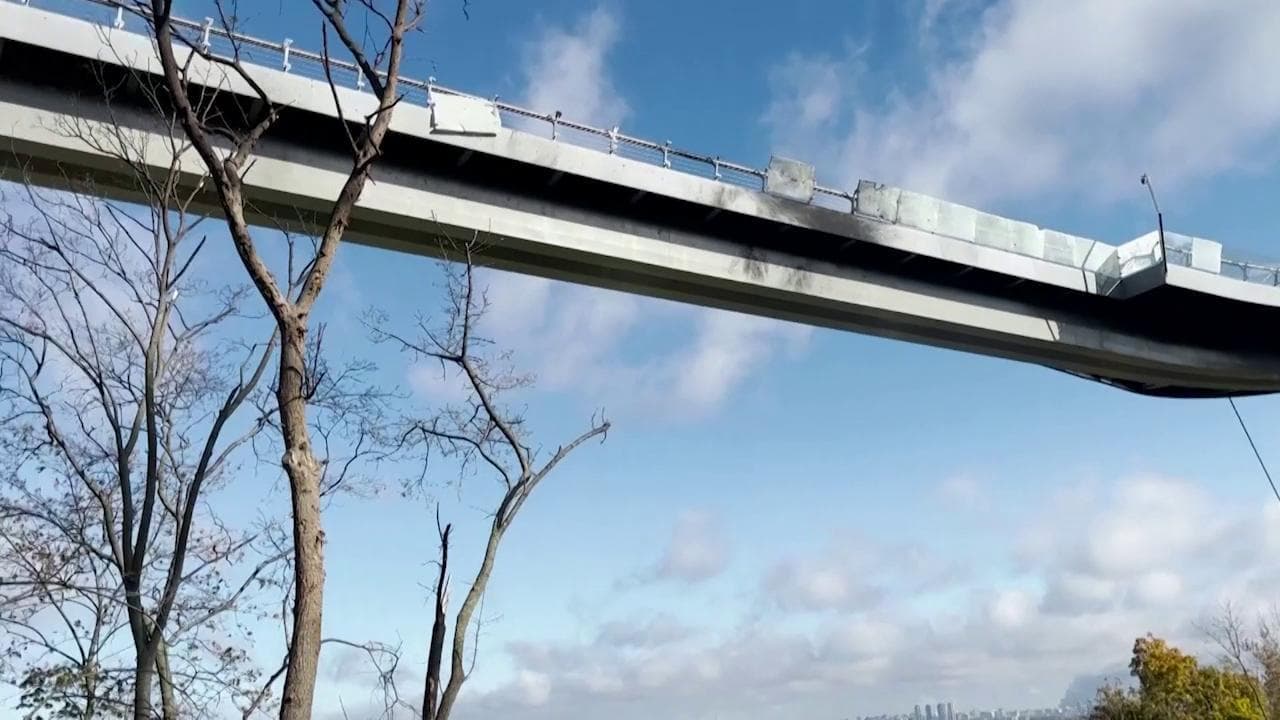 Kiev, danneggiato ma non distrutto: il ponte di vetro Klitschko è ancora in piedi dopo il bombardamento
