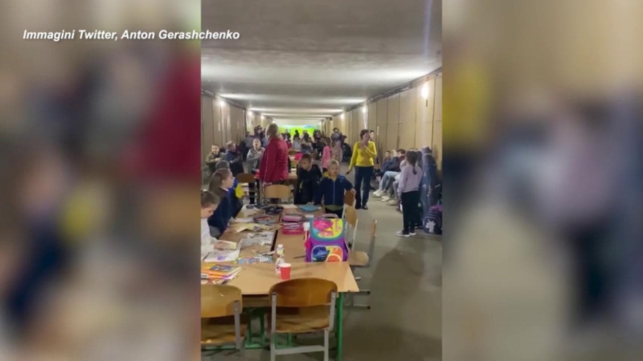 Kiev, bambini nei rifugi cantano l'inno nazionale dopo l'attacco russo