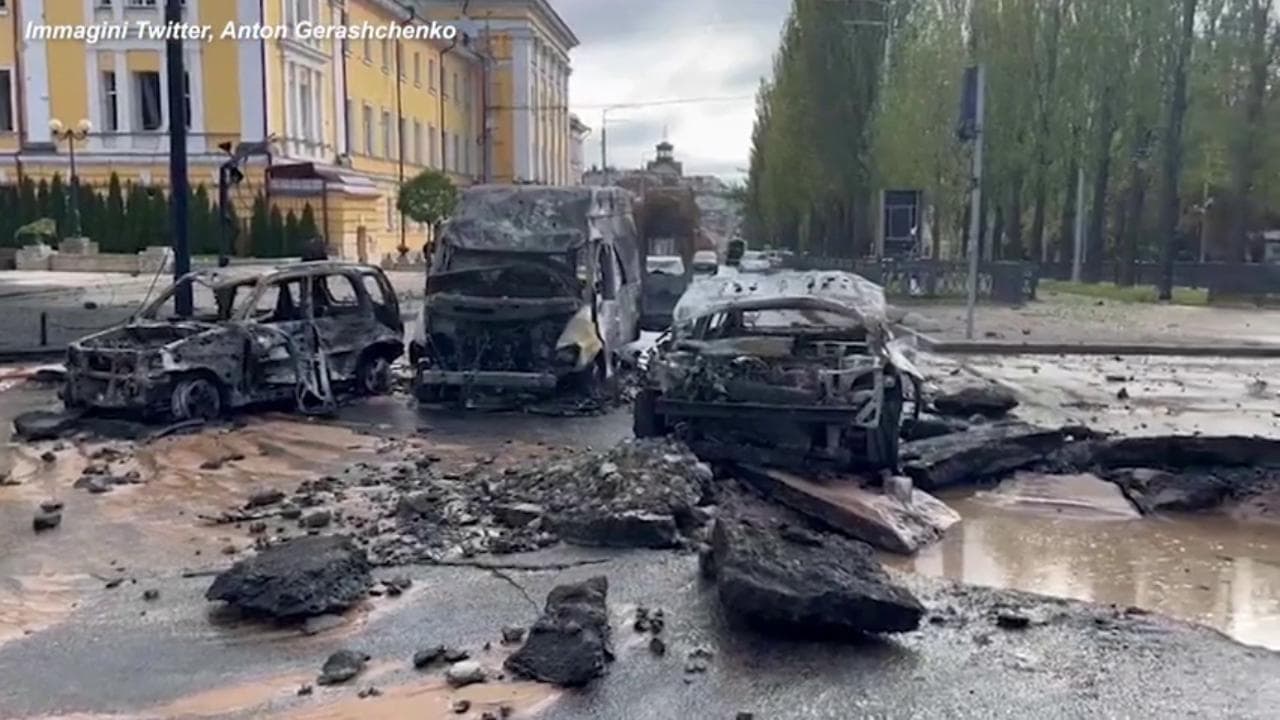 Missili russi sul centro di Kiev: strade distrutte e auto carbonizzate