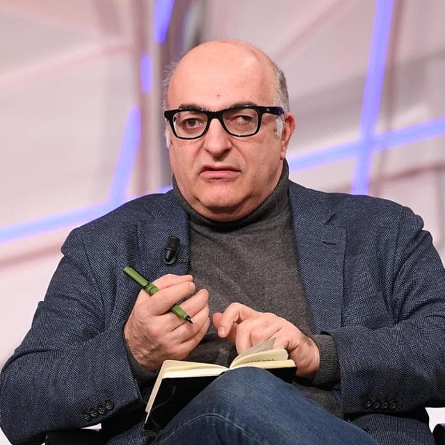 Mario Sechi racconta, "la mia nuova vita sotto scorta". Poi annuncia: "Angelucci mi ha licenziato"