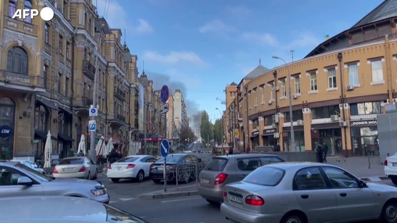 I russi bombardano Kiev: le stazioni della metro della capitale ucraina adibite a rifugi