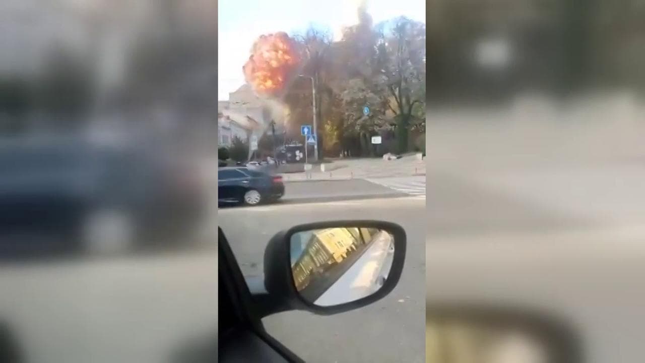 Missile russo cade sul centro di Kiev: il momento dell'esplosione