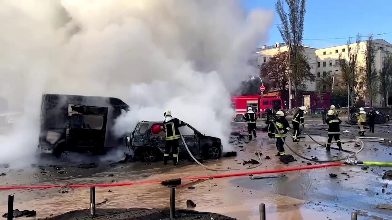 Ucraina, all'alba forti esplosioni a Kiev: bombardato il centro della città