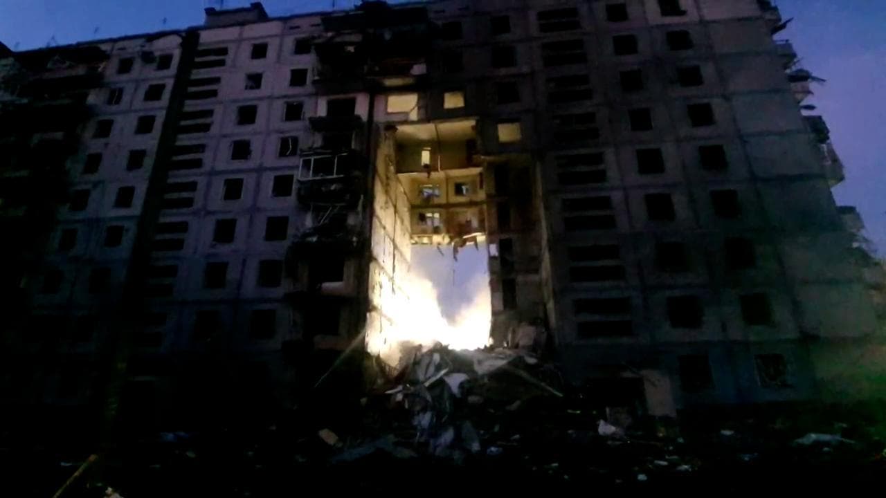 Ucraina, raid notturno su Zaporizhzhia: i soccorsi tra le macerie dei palazzi crollati