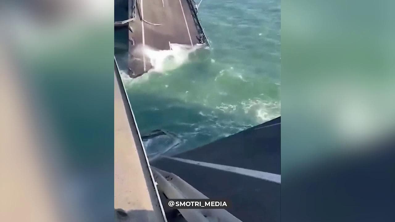 I danni al ponte tra Russia e Crimea: la carreggiata crollata dopo l'esplosione
