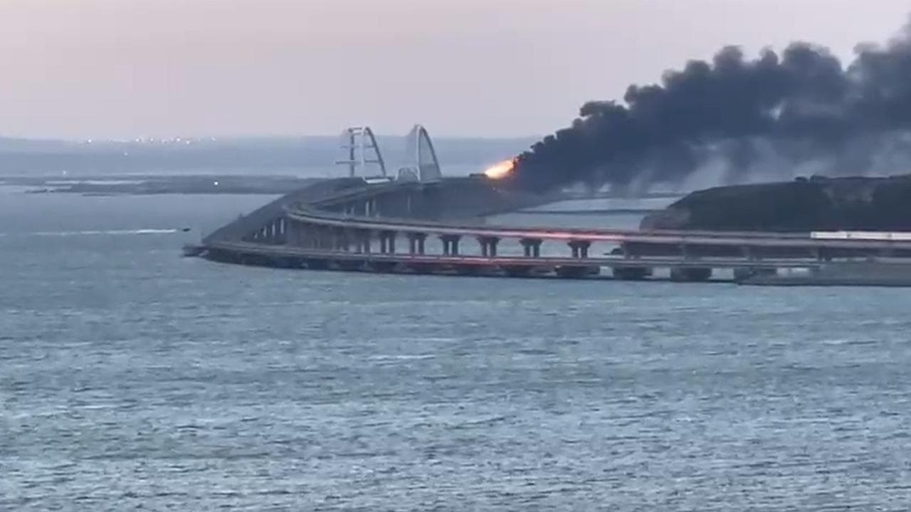 In fiamme il ponte Kerch che collega la Russia alla Crimea
