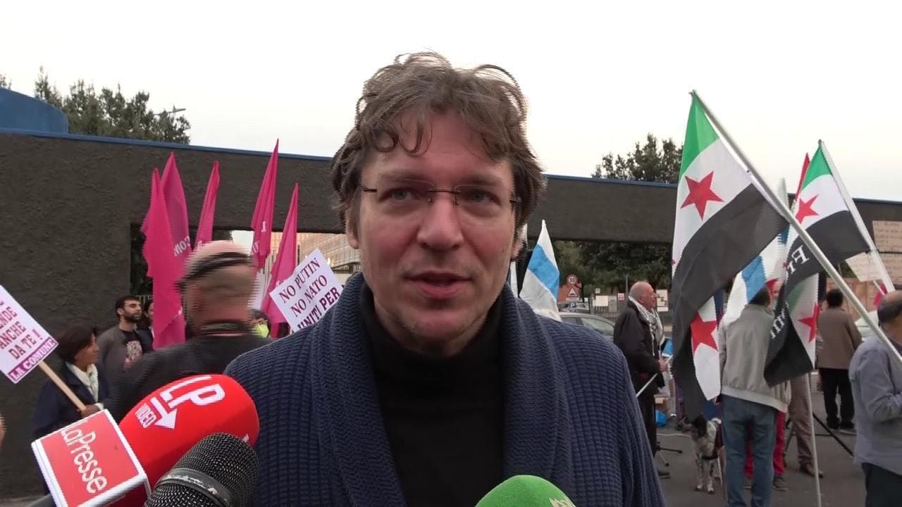 Manifestazione all'ambasciata russa a Roma, il sociologo dissidente: "Il conflitto aumenta le disuguaglianze"