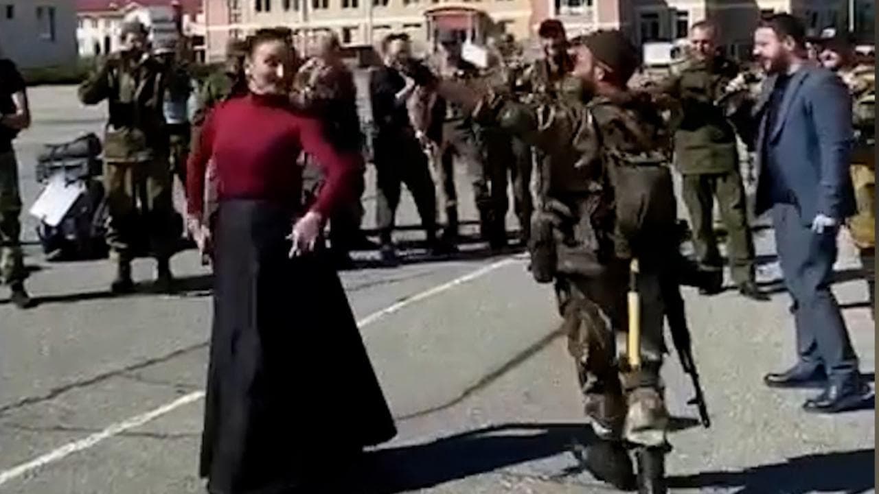 La danza di guerra delle reclute di Putin nel Caucaso