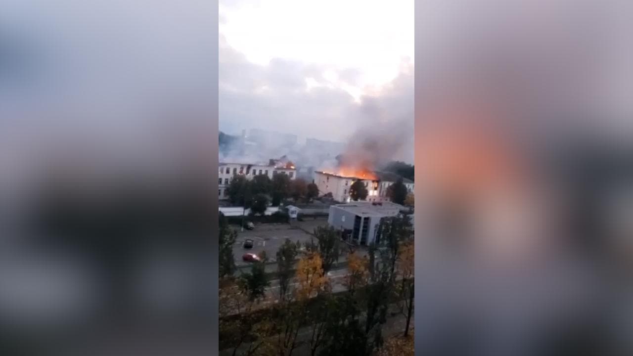 La pioggia di droni incendia la caserma ucraina