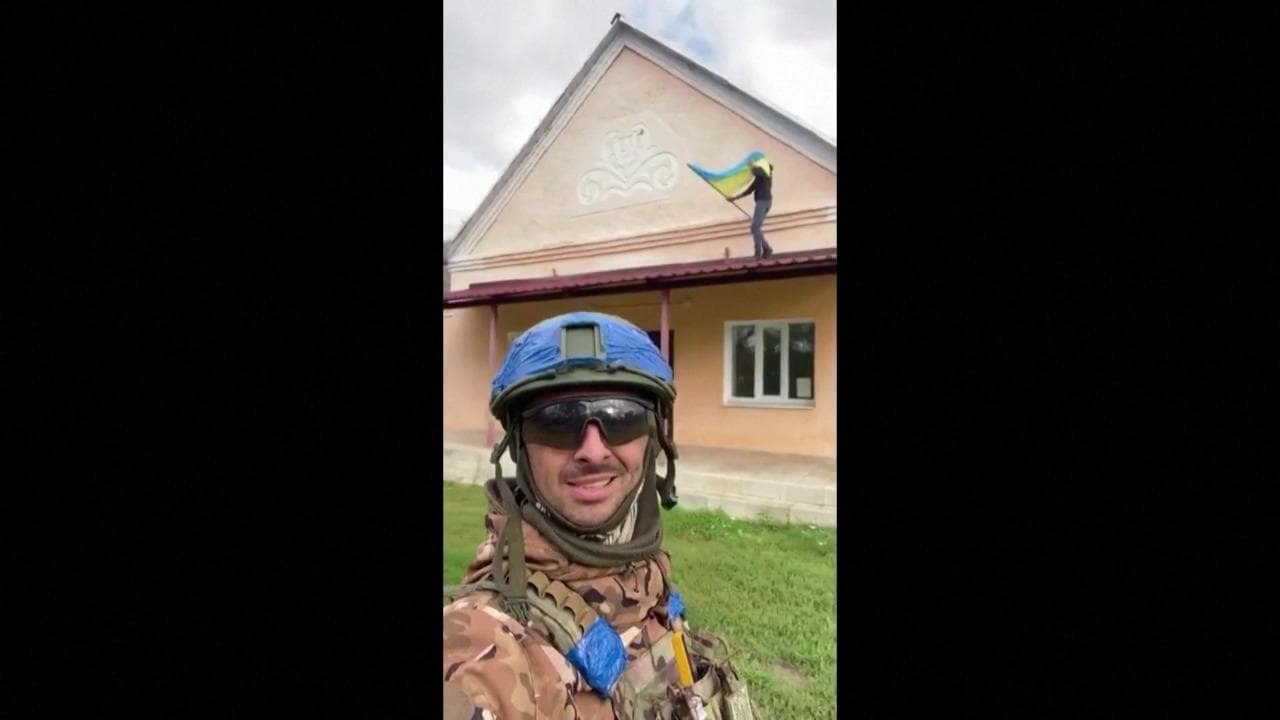 Kharkiv, combattenti issano la bandiera ucraina nel villaggio liberato di Borivska Andriivka