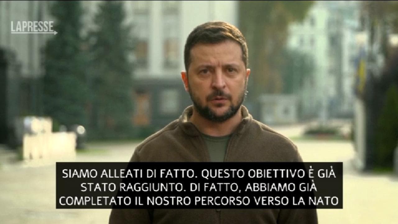 Ucraina, Zelensky firma domanda per adesione accelerata alla Nato: l'annuncio