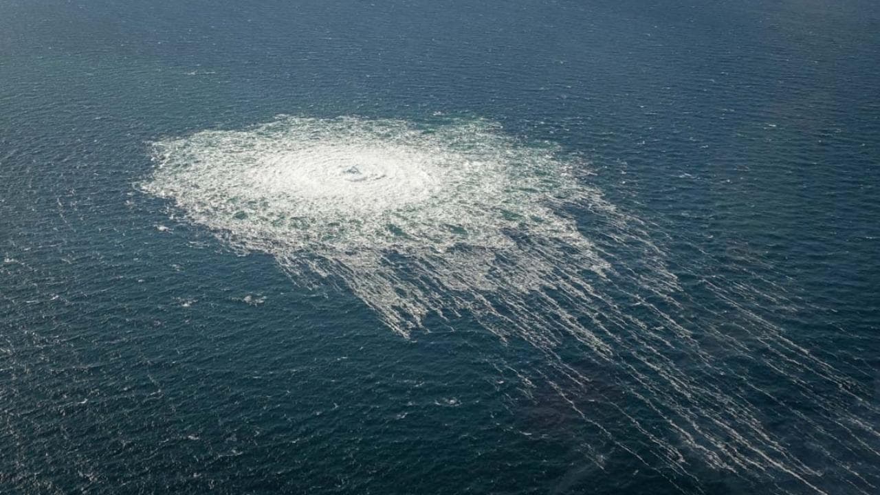 Fughe di gas dai gasdotti Nord Stream 1 e 2: le immagini delle forze armate