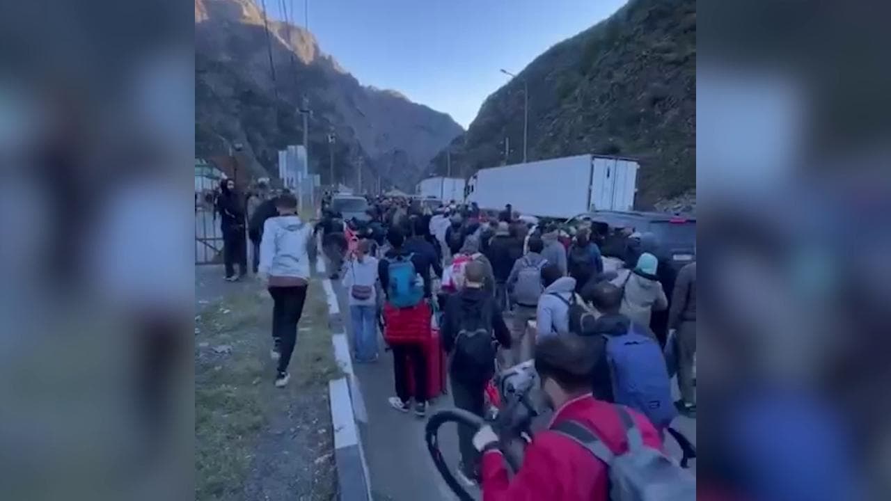 Tra Russia e Georgia: il tentativo di centinaia di persone di attraversare il confine