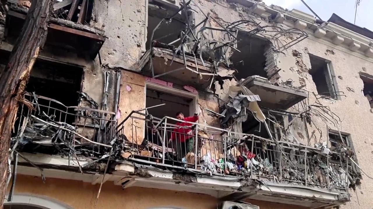 Zaporizhzhia, missili russi sulla città. Le immagini di uno dei condomini distrutti