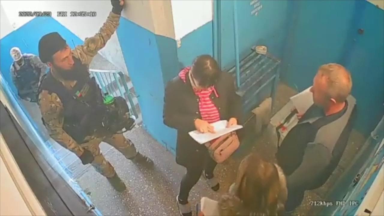 Ucraina, soldati russi armati spingono gli abitanti a votare al referendum sull'annessione