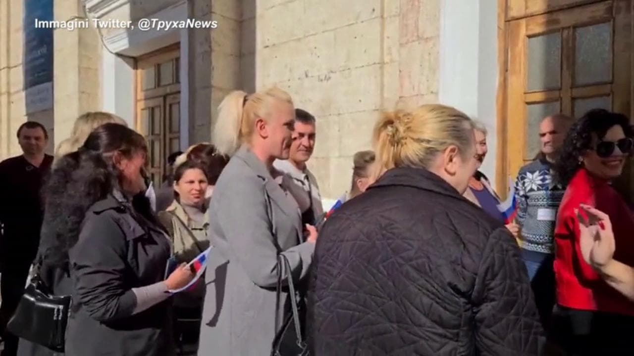 Referendum Ucraina, persone in coda a Kherson