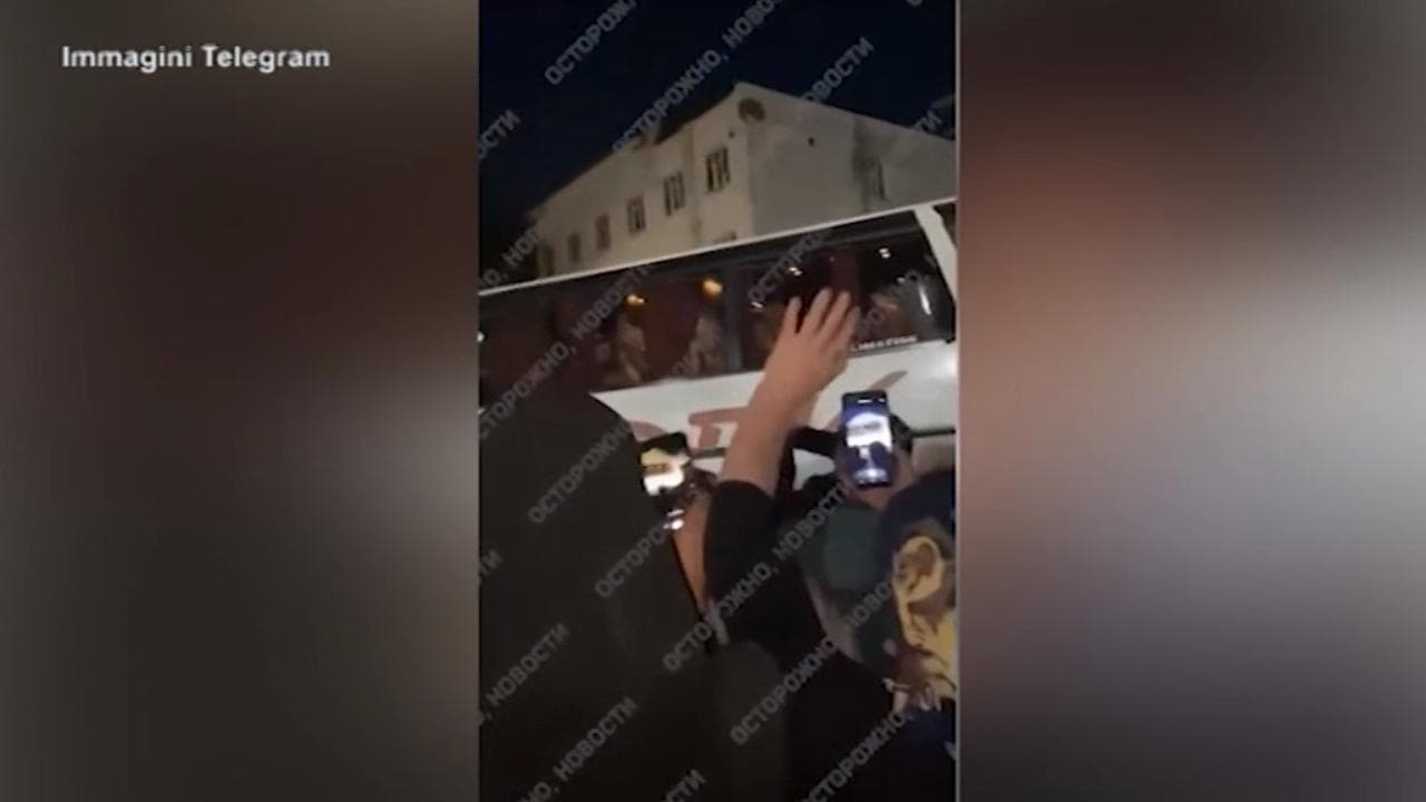 Russia, partono i riservisti: il pianto disperato delle madri