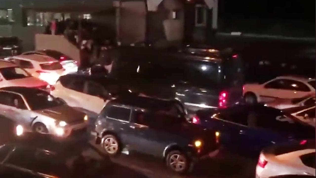 Russia, file chilometriche al confine con la Georgia: i coscritti tentano di fuggire dal Paese