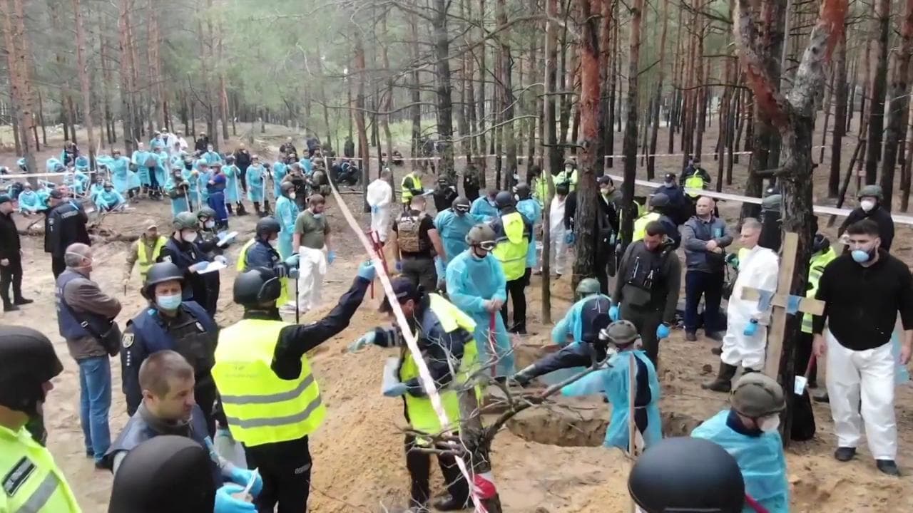 Ucraina, esperti forensi scavano nelle fosse comuni ad Izyum