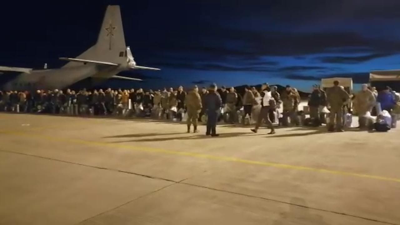 Russia, la partenza dall'aeroporto di Magadan dei coscritti richiamati in guerra