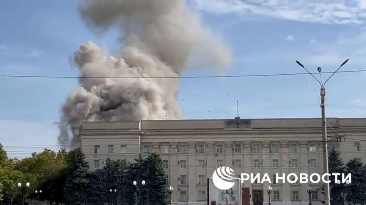 Ucraina, i media russi confermano le esplosioni nel centro della città occupata di Kherson: le immagini