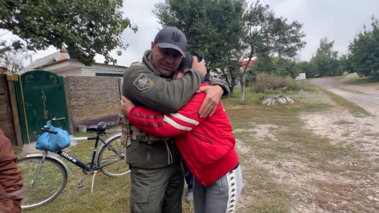 Kharkiv, il sindaco del villaggio liberato torna a casa: l'emozionante abbraccio con la madre