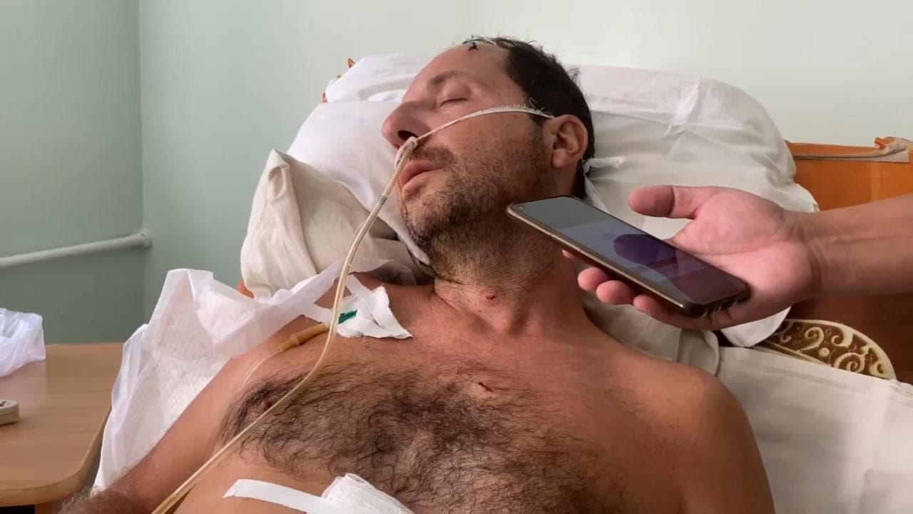 Il giornalista italiano Mattia Sorbi appare in un video intervistato in ospedale dalla stampa russa