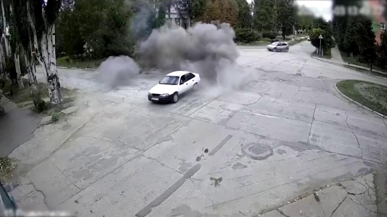 Ucraina, automobile si salva dall'esplosione per una frazione di secondo