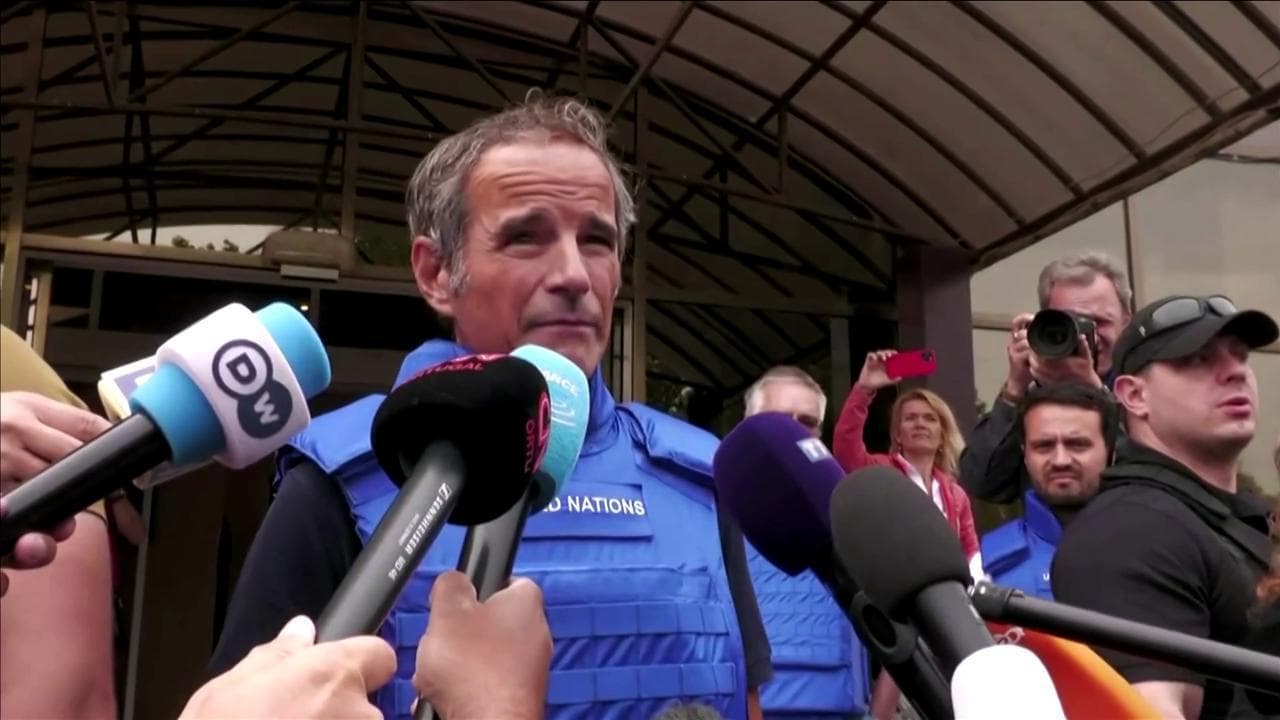 La missione AIEA va a Zaporizhzhia e i russi bombardano i dintorni della centrale. Grossi: "E' rischioso ma non ci fermiamo"