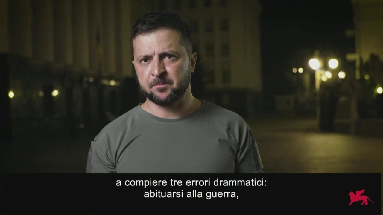 Biennale Venezia, Zelensky: "La guerra è un dramma fuori concorso". E scorrono i nomi dei 358 bambini uccisi