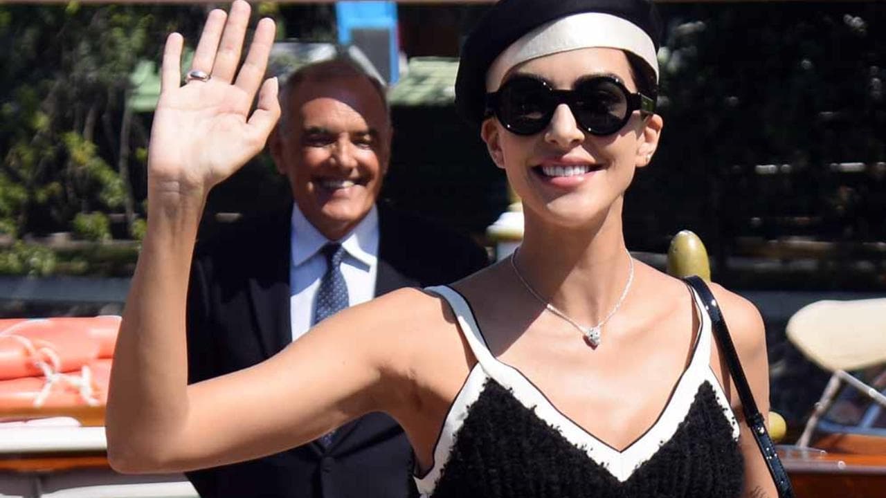 Venezia 79, l'arrivo della madrina Rocío Morales accolta dal presidente della Mostra Barbera