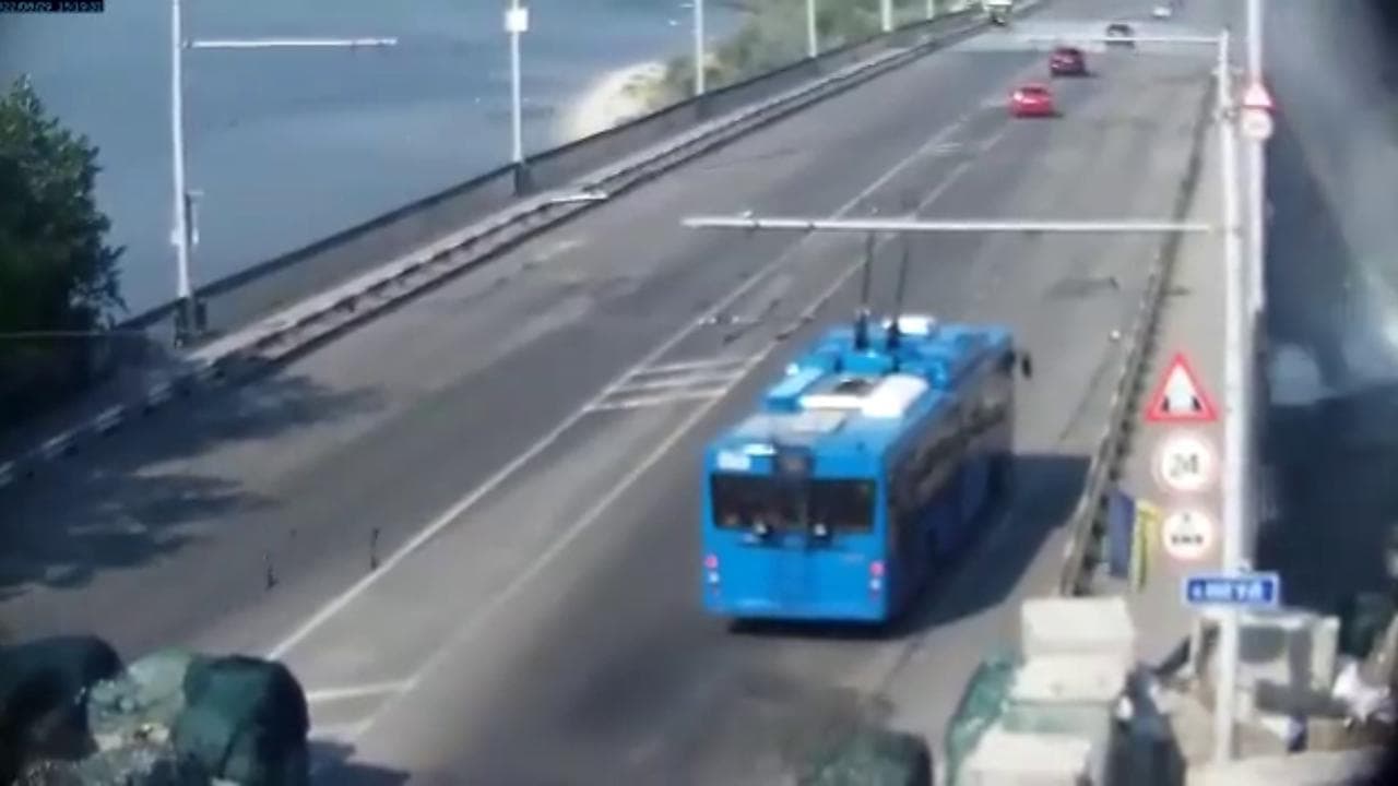Missile russo sfiora un ponte a Nikolaev: l'esplosione fa tremare la strada
