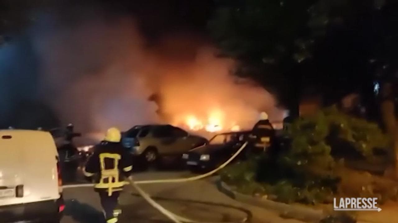 Ucraina, bombe russe sfiorano la centrale nucleare di Zaporihzhia: dieci feriti