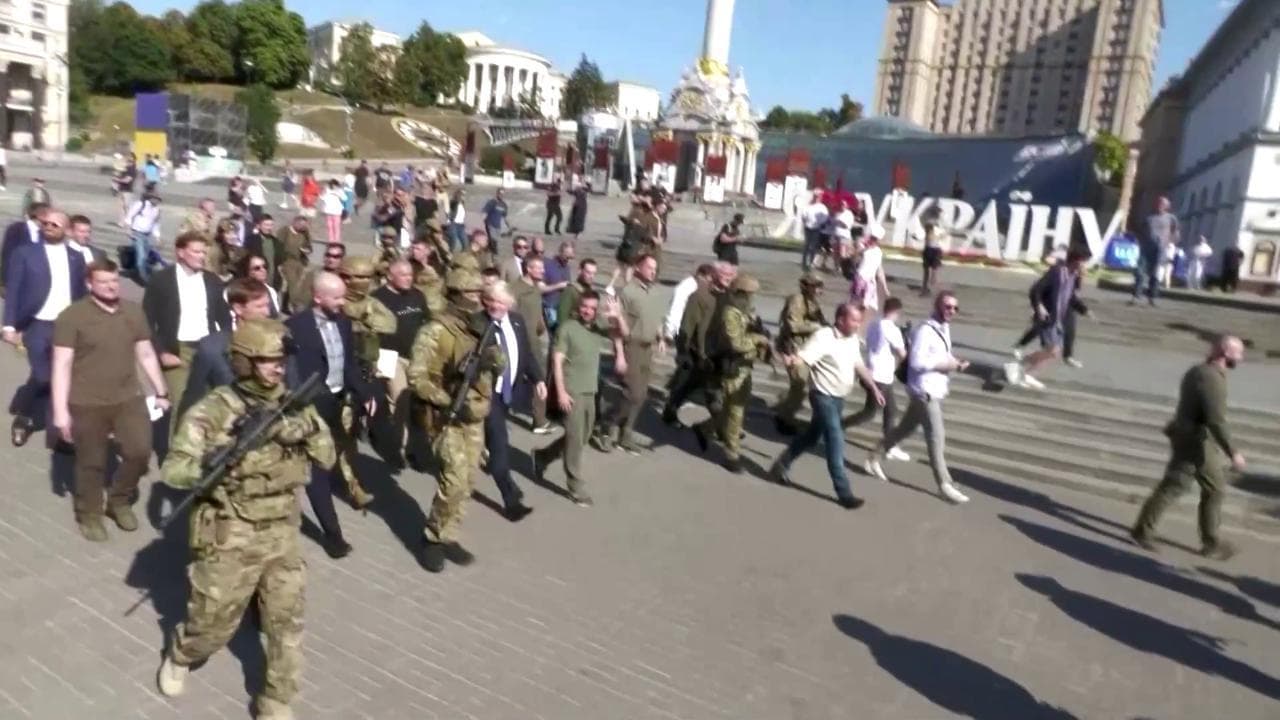Guerra in Ucraina, Boris Johnson cammina per le strade di Kiev con il presidente Volodymyr Zelensky
